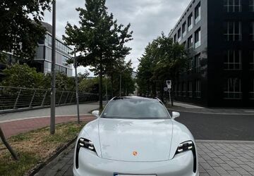 Porsche Taycan 15.000 km 68.700 &euro; Düsseldorf 40211